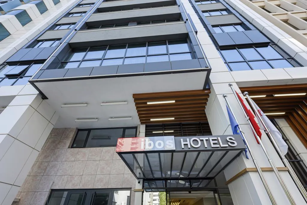 İbos Hotels binasının giriş cephesi.
